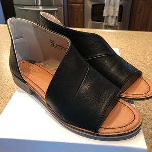 *Brand New* Lotus D’orsay Flat